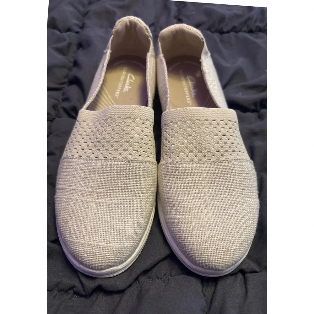 NEW Clarks Cloudsteppers Breeze Vibe Natural Beige Slip-On Shoes Women's 6.5